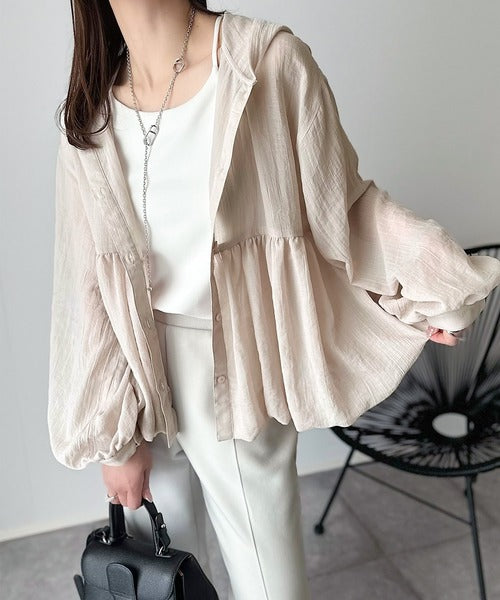 抜け感シアーで軽やかに。フード付きバルーンシルエットの長袖