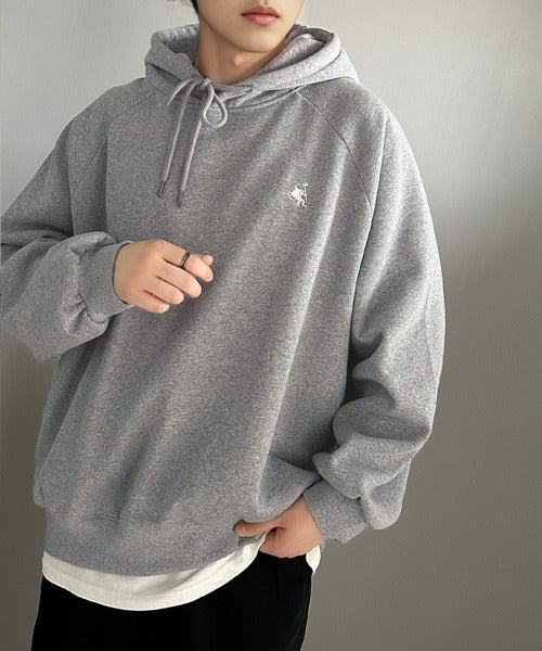シンプル大人カジュアル。ワンポイント胸刺繍裏起毛スウェットパーカー
