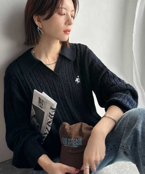 品よく華やぐ”。大人のマストバイニット。胸刺繍ケーブル編みポロ襟