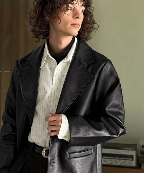 品格とトレンドを纏う。フェイクレザー テーラードジャケット