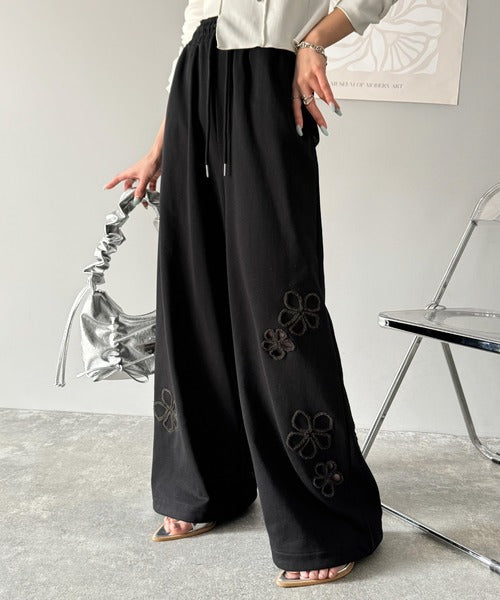 大人の遊び心が光る。フラワーサガラ刺繍くり抜き裏毛スウェットワイド