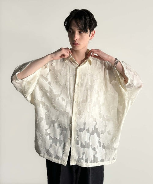 抜け感の抜け技。」フラワー柄シアージャカードドルマンシャツ／Sheer