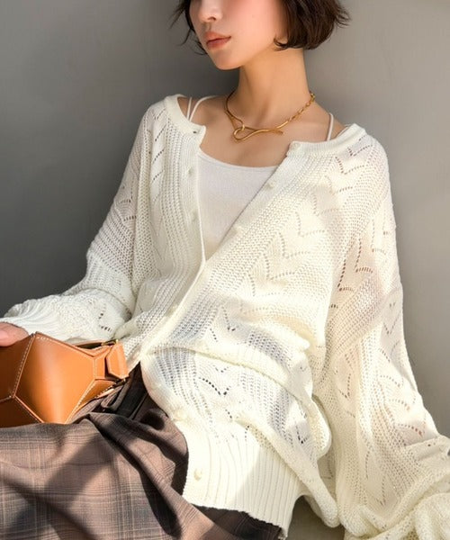 アルベロベロ　背中が可愛いアイボリー 編み込みデザイン カーディガン Classical Evon】レトロな編み柄で華やぐ1枚。着回し抜群の 前後2way