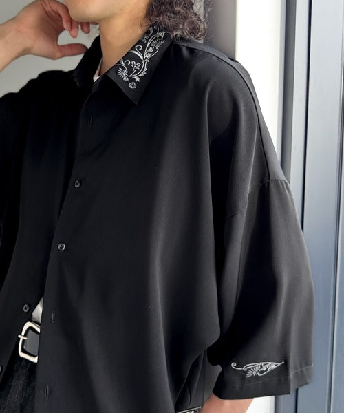 雰囲気アガる。」衿刺繍ドレープドルマンシャツ／Embroidered Collar