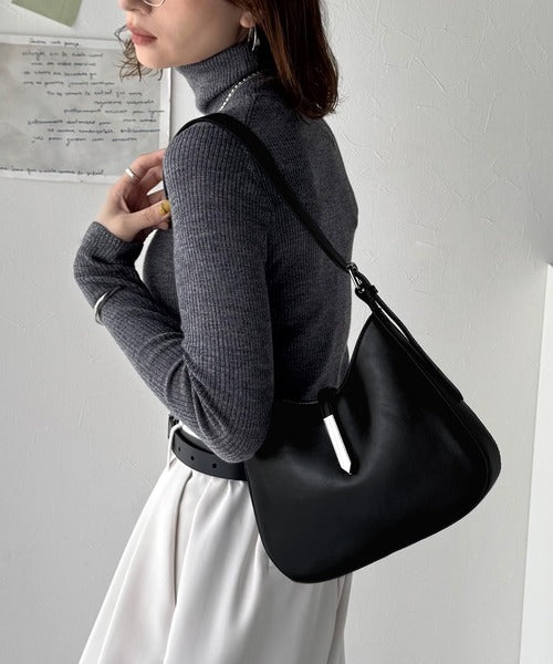 大人の余裕を魅せる。スウェードライクメタルパーツワンハンドルバッグ