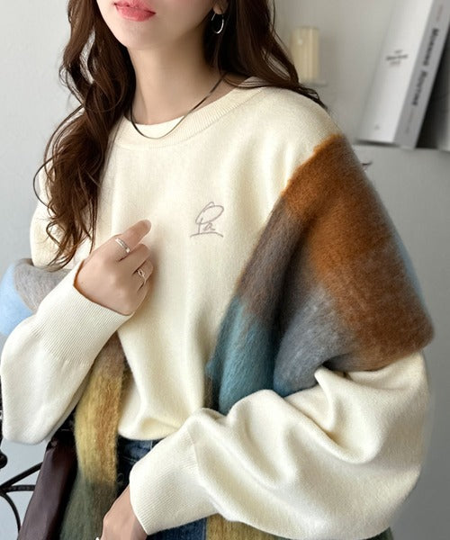 シンプルながらも洗練されたデザインで、こなれ感。胸刺繍スウェット