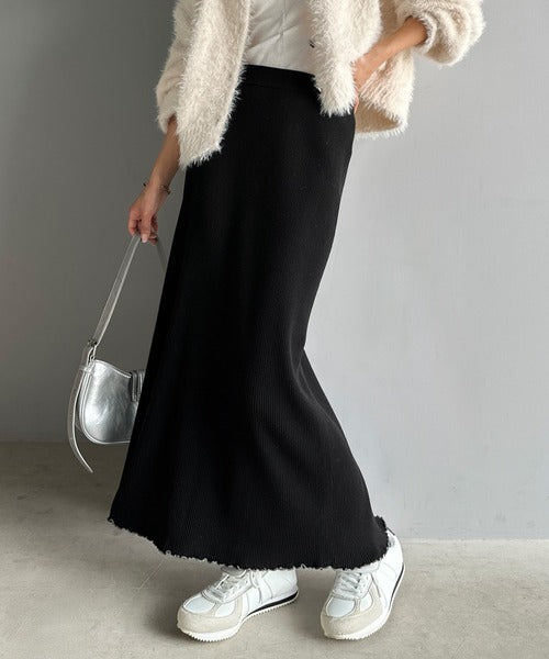 スタイルアップが叶うIラインシルエットが美しい。裾メロウ配色