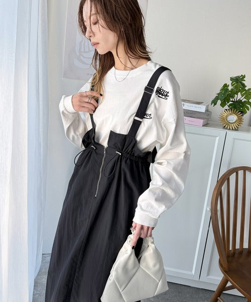 ツヤ感と品格を纏う、大人女性のミリタリースタイル。サスペンダー