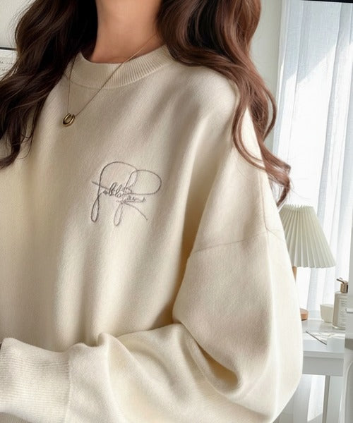スウェットライクで”魅せる”大人のリラクシーな1枚。胸元サインロゴ