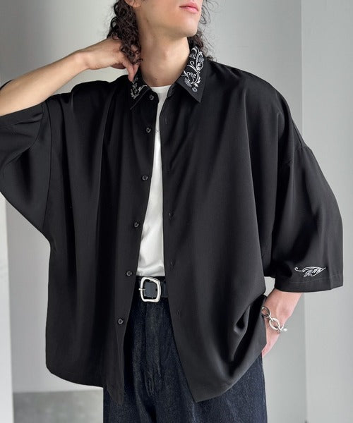 雰囲気アガる。」衿刺繍ドレープドルマンシャツ／Embroidered Collar