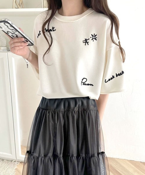 後ろ姿までぬかりなくオシャレにキマる。ランダム刺繍裏毛ハーフ