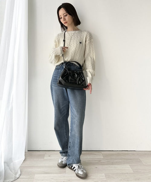 シックな艶めき、大人の余裕。フェイクレザーフリルギャザー