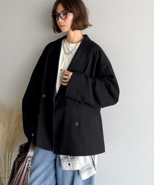 きちんと見えるのに、かたくない。袖タックダブルボタンテーラード
