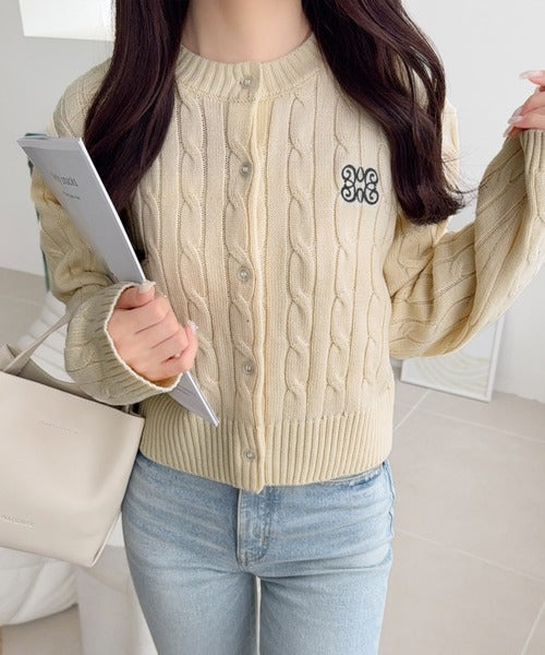 mily bilet】ほんのり甘い新定番。胸刺繍ケーブル編みニット