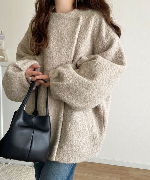 たっぽりコクーンシルエットであざと見せ。ノーカラーコクーン