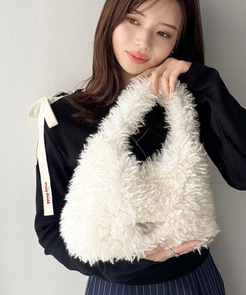 mily bilet】ふわふわ感と高級感で、季節のおしゃれを格上げ。ロゴ