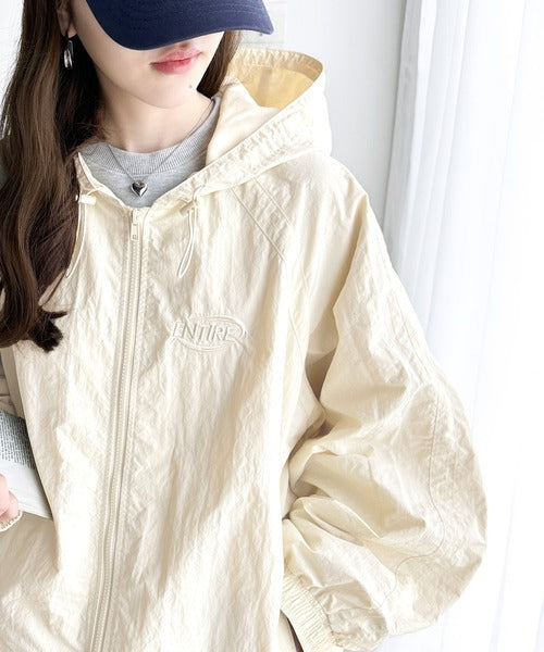 レトロムードで大人可愛い。バックロゴ刺繍配色ラインウィンド