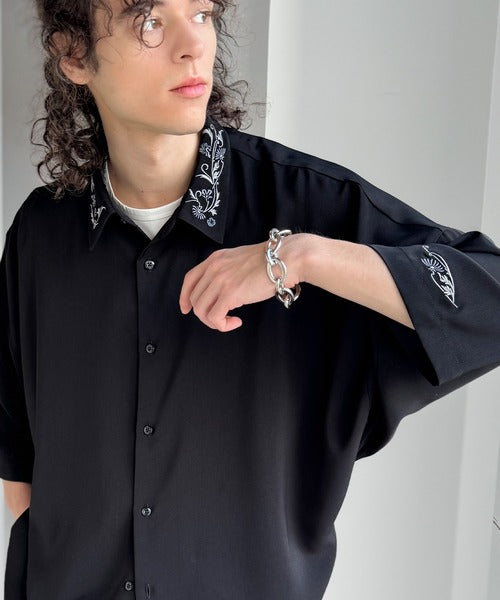 雰囲気アガる。」衿刺繍ドレープドルマンシャツ／Embroidered Collar