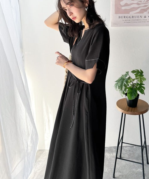 洗練された大人の抜け感。フロントタックキーネックワンピース