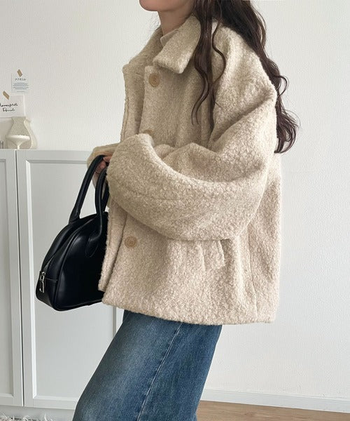 ボリューム感と抜け感の絶妙バランス。コクーン襟付きボアコート