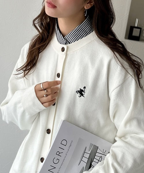 【美品】45R コサージュ付き 長袖WOOLカーディガン　生成り　サイズ3 JaVa ジャバコラボ》着まわし自在のベーシックデザイン。配色刺繍