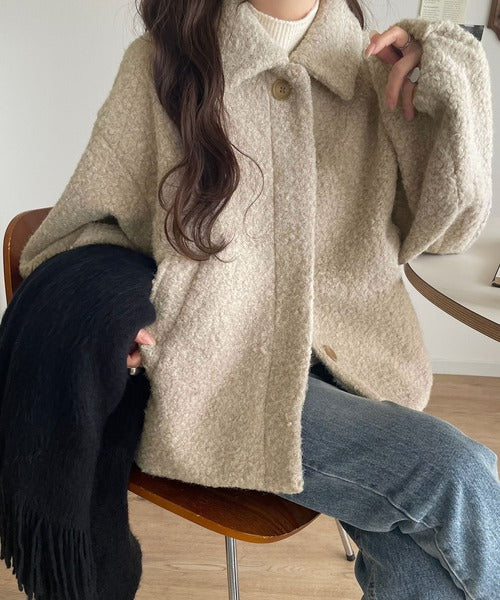 ボリューム感と抜け感の絶妙バランス。コクーン襟付きボアコート