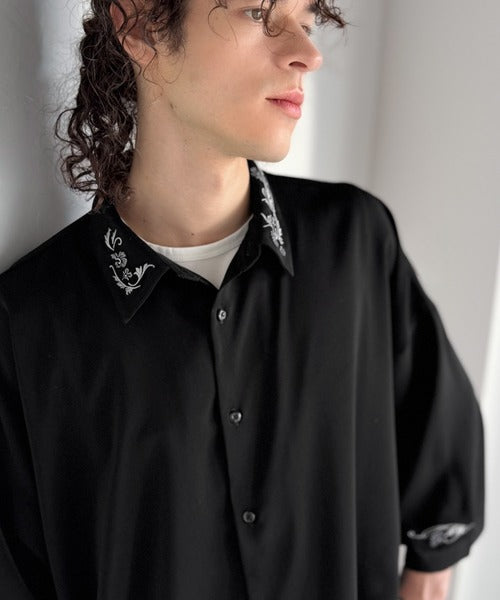 雰囲気アガる。」衿刺繍ドレープドルマンシャツ／Embroidered Collar
