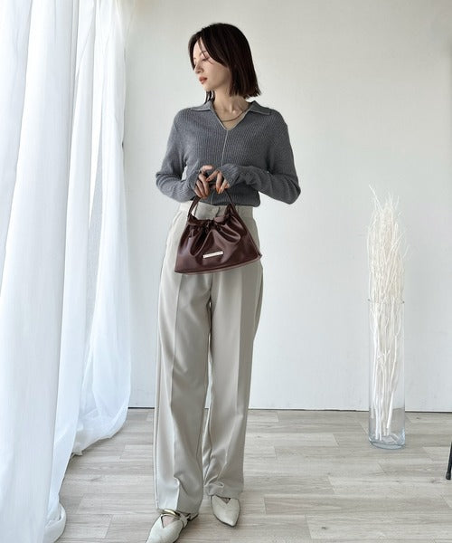 シックな艶めき、大人の余裕。フェイクレザーフリルギャザー