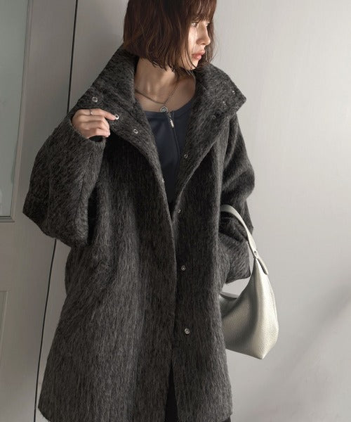 ベーシックとトレンドを両立。MIXシャギー比翼スタンドネックミドル丈