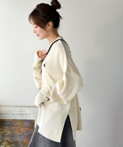 さらり抜け感ある着こなしが叶う。胸刺繍サムホール付きシンプルニット