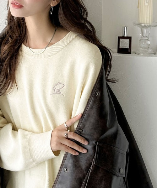 シンプルながらも洗練されたデザインで、こなれ感。胸刺繍スウェット