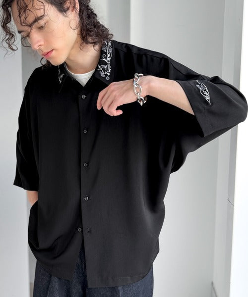 雰囲気アガる。」衿刺繍ドレープドルマンシャツ/Embroidered Collar 雰囲気アガる。」衿刺繍ドレープドルマンシャツ/Embroidered Collar