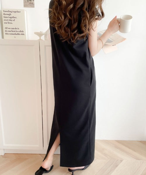 1枚でサマになる主役級。Vネックロングジャンパースカート ce0420043