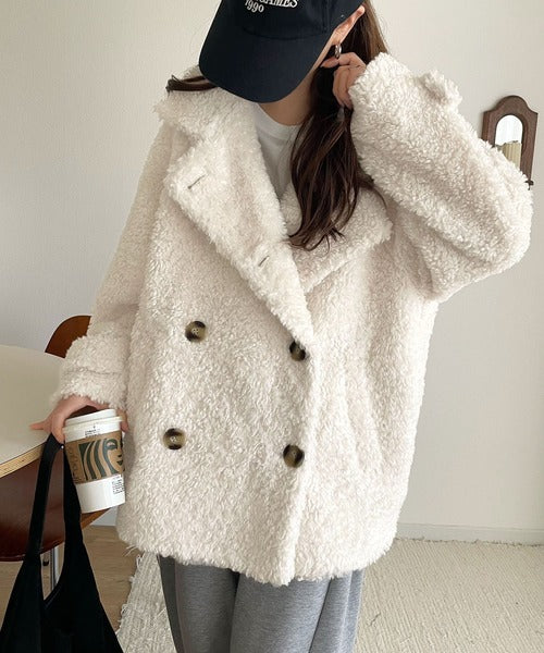 ふんわり包まれる贅沢な季節感。スタンドカラープードルボアダブル