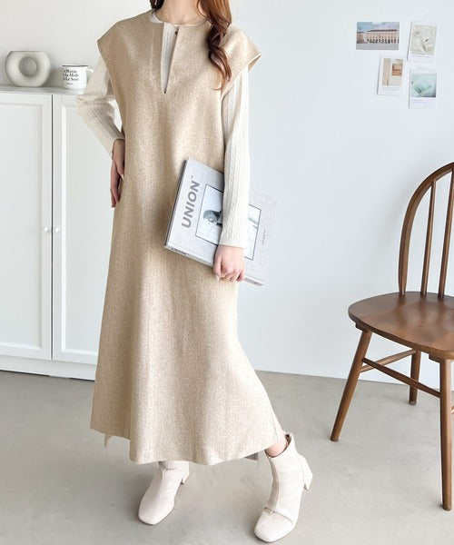 1枚で主役級。カフタン調サイドスリット圧縮ニットロング丈ワンピース