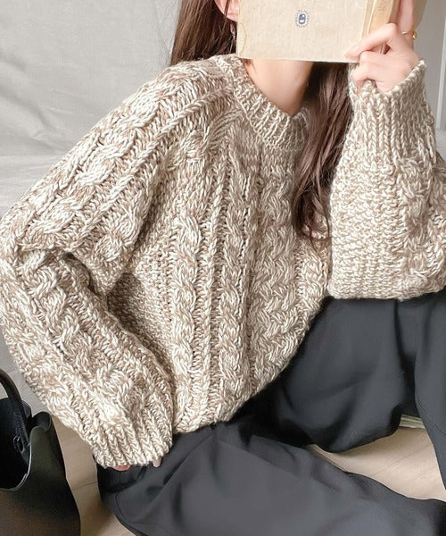 存在感のある一枚。手編み風ケーブルショートニットプルオーバー