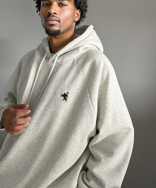 シンプル大人カジュアル。ワンポイント胸刺繍裏起毛スウェットパーカー