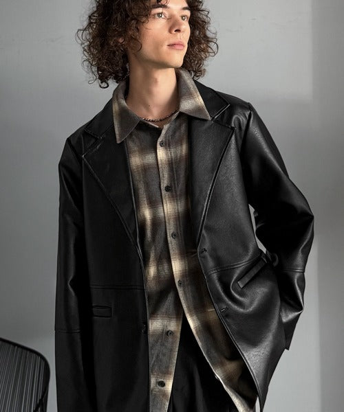 品格とトレンドを纏う。フェイクレザー テーラードジャケット