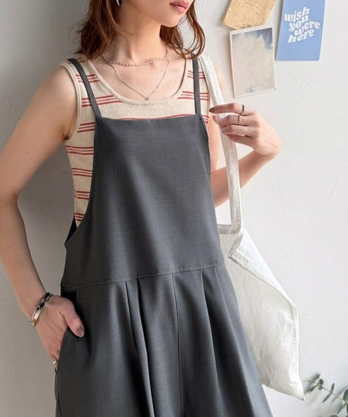 落ち感ワイドでつくる、大人の抜け感。バックリボンサロペットパンツ