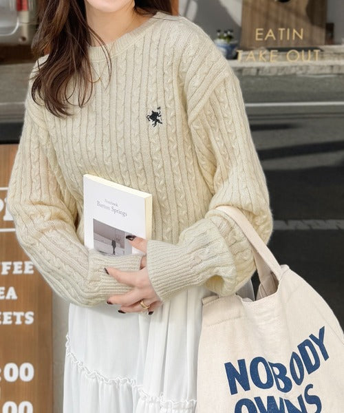 レトロ上品なトラッドテイスト。ワンポイント胸刺繍ケーブルニットプル