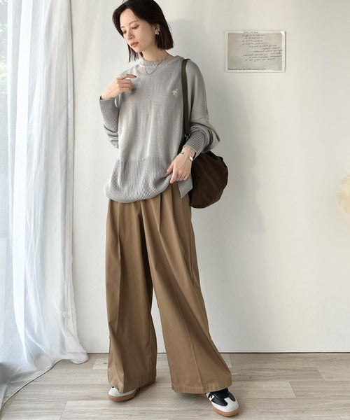 さらり抜け感ある着こなしが叶う。胸刺繍サムホール付きシンプルニット