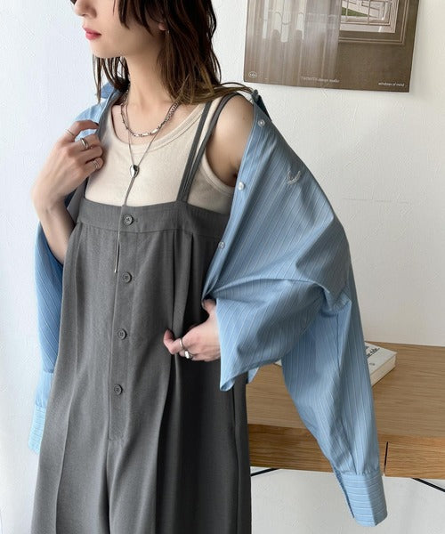 大人のこなれカジュアル。フロントボタン使いサロペットパンツ