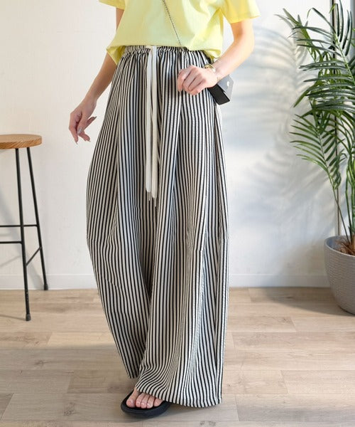 SHAREEFエンボス刺繍ライトニング総柄タックワイドテーパードパンツ日本製 究極のリラックス” 風が抜ける、ストレスフリーな穿き心地。サッカー