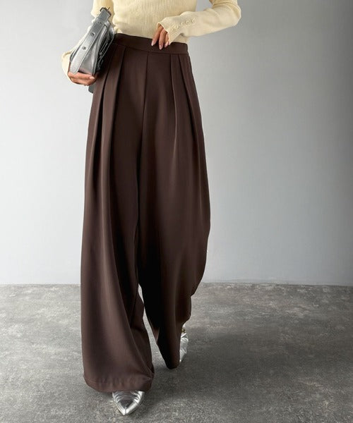 リラックス感ときちんと感を両立。上品見えするとろみ素材2タック