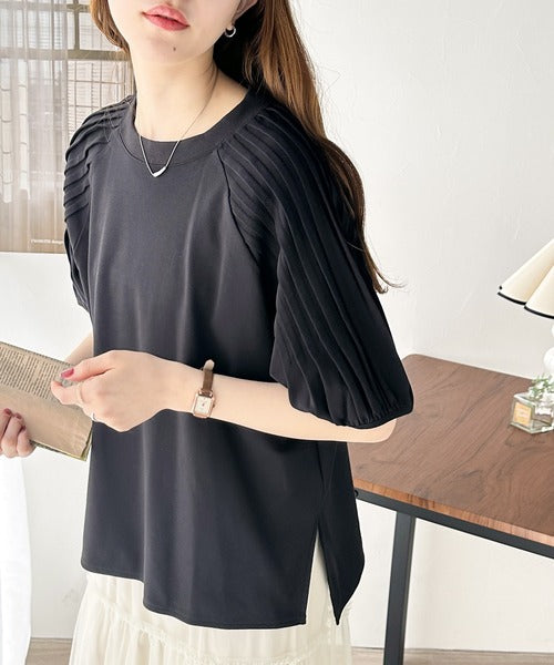 カジュアルな中にも上品さを。綿100% 袖山タックラグラン半袖Tシャツ