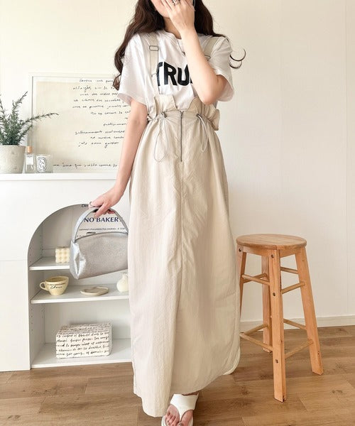 ツヤ感と品格を纏う、大人女性のミリタリースタイル。サスペンダー