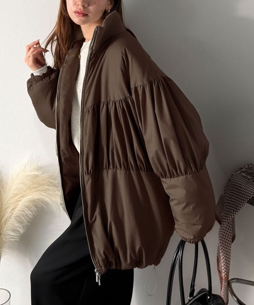 瞬間、旬顔。丸みシルエットでつくる大人の抜け感アウター。襟リブ