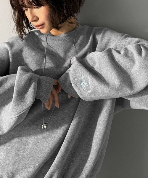 袖先のさりげない刺繍がアクセント。サインロゴ刺繍裏起毛スウェット