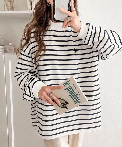 大人リラックススタイル。ワンポイント刺繍モックネック長袖Tシャツ