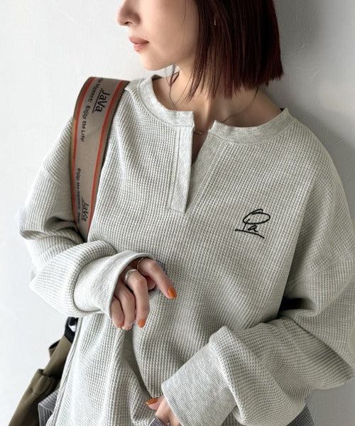 洒落感アップのこなれT。胸刺繍ワッフルオーバーサイズキーネックロンT
